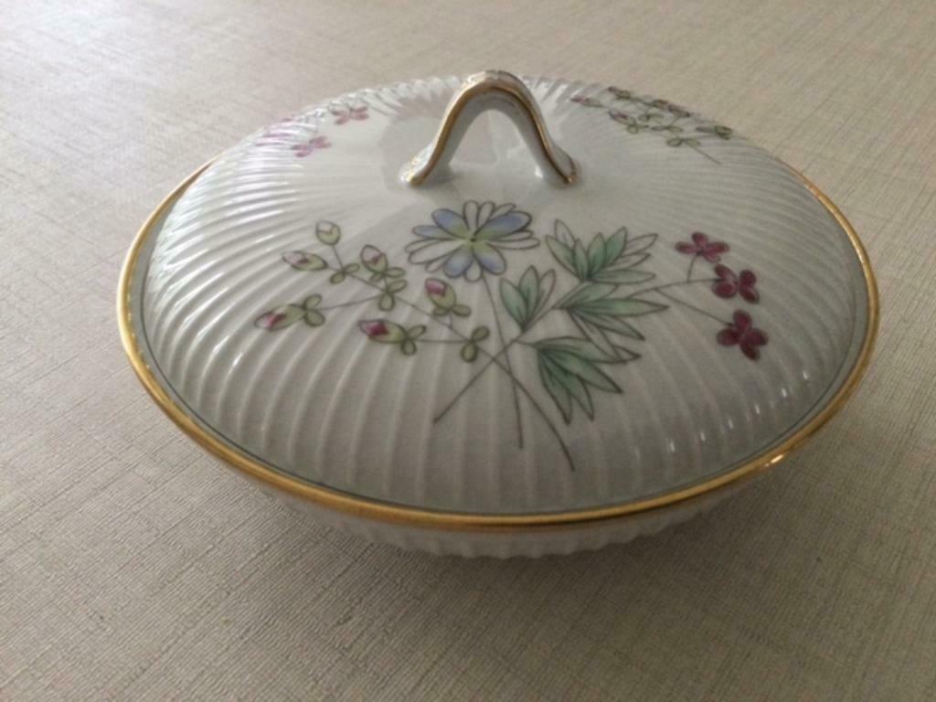 Très jolie bonbonnière en porcelaine Thomas R ( Germany), Antiquités & Art, Enlèvement ou Envoi