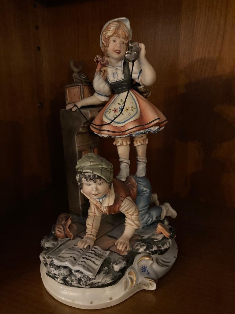 Beeld Capodimonte kinderen & telefoon., Enlèvement ou Envoi, Comme neuf, Humain
