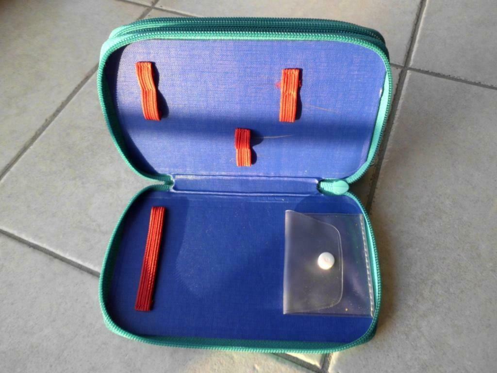 A vendre est un porte-stylo triple couleur. un nouvel état, Enlèvement, Comme neuf