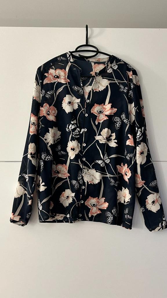 Donkerblauwe blouse met bloemenprint, Kleding | Dames, Ophalen of Verzenden, Zo goed als nieuw, Maat 38/40 (M), Blauw
