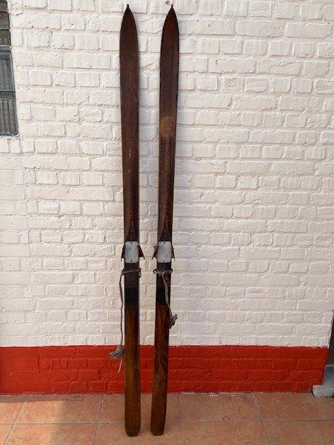 Antieke ski latten, Ophalen