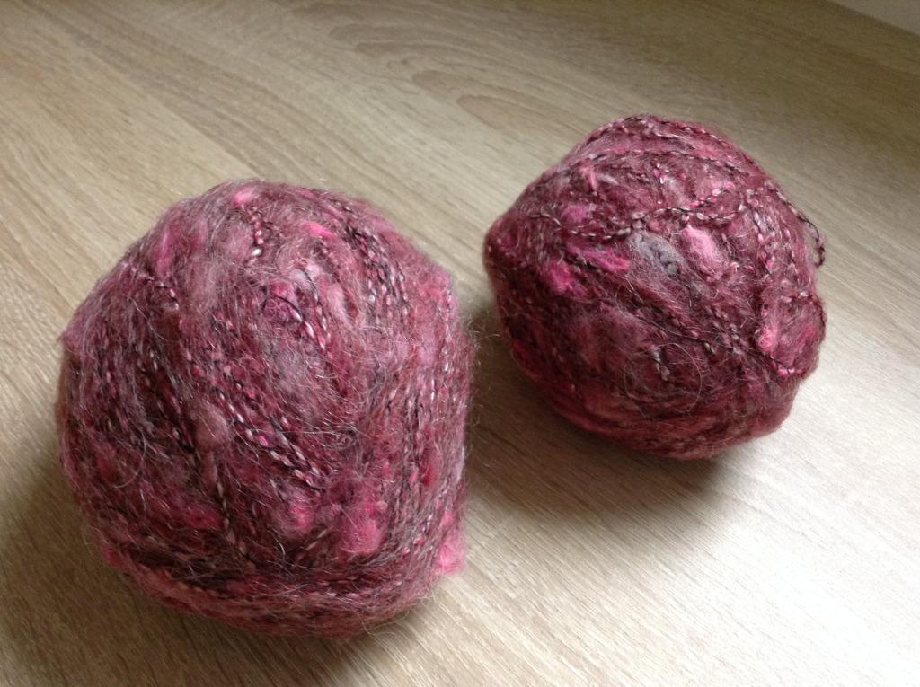 Mooie breiwol - 2 bollen, Hobby en Vrije tijd, Ophalen of Verzenden, Zo goed als nieuw
