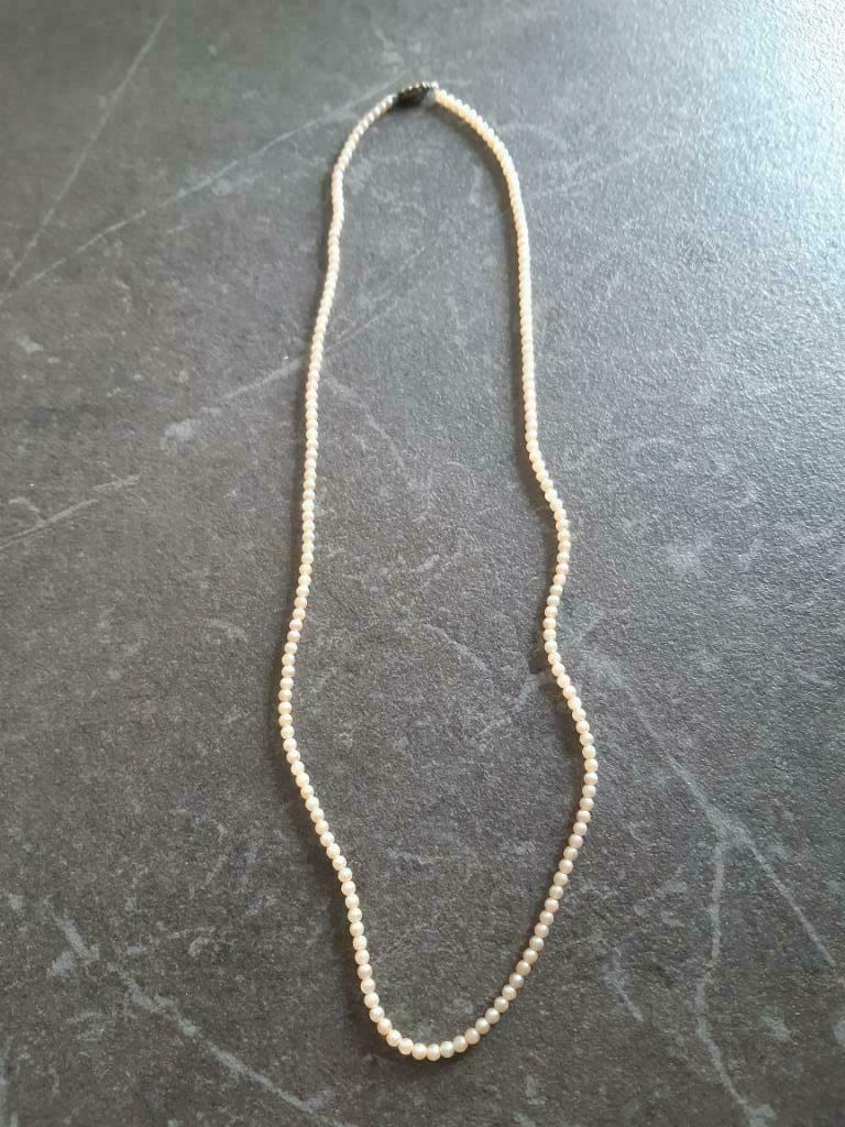 Fijne ketting, parelmoeren look., Handtassen en Accessoires, Kettingen, Ophalen, Gebruikt, Beige, Steen of Mineraal
