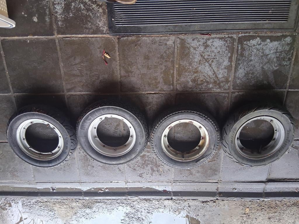 4jantes avec 4pneus Vespa px, Enlèvement ou Envoi