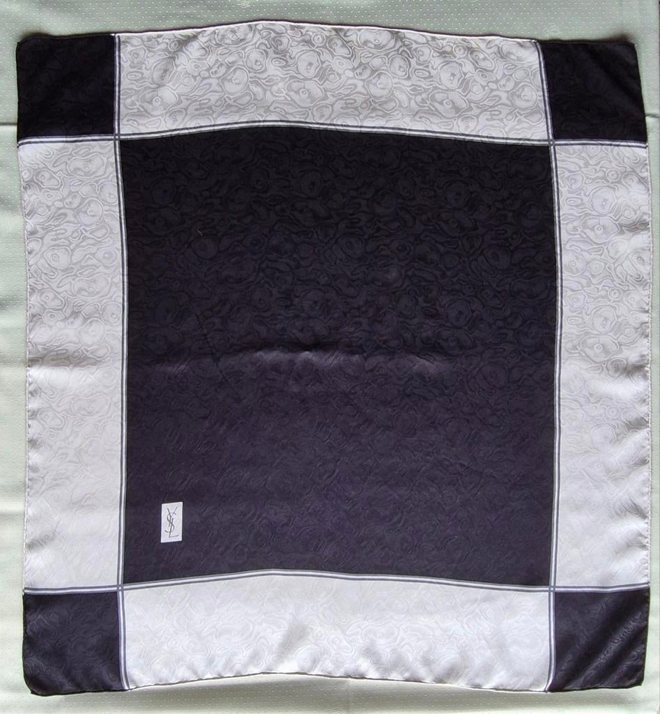 Yves Saint Laurent vintage carré foulard zijde, Kleding | Dames, Ophalen of Verzenden, Zo goed als nieuw, Sjaal
