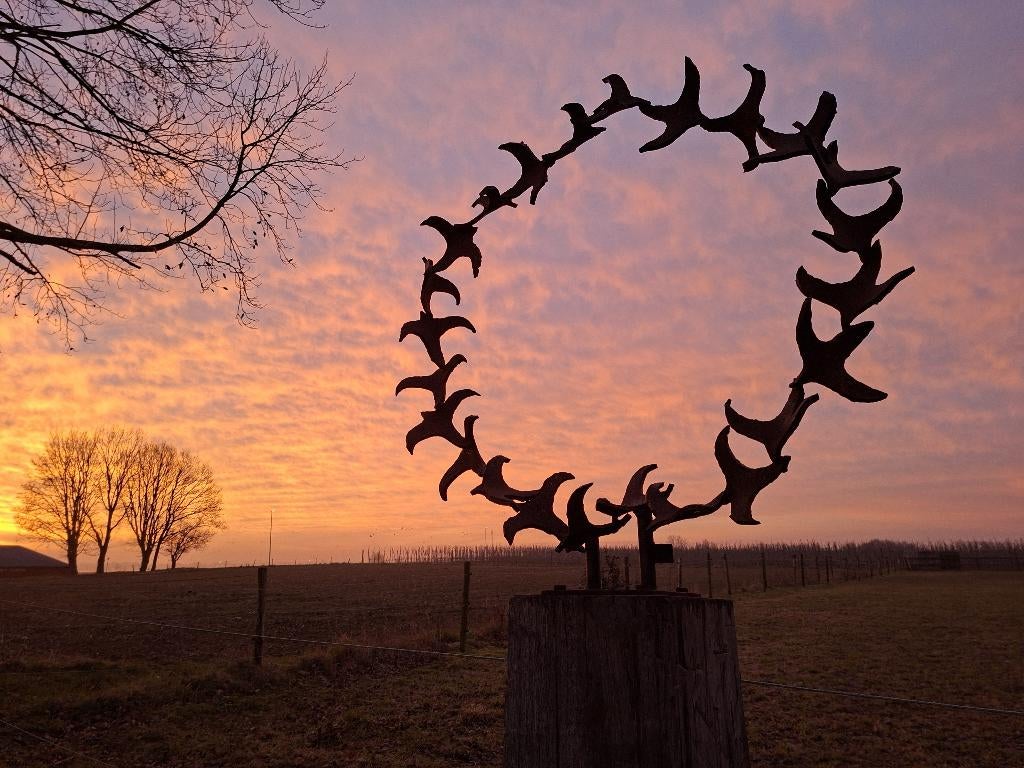 No nonsense sculpturen op stoere sokkels, Tuin en Terras, Ophalen of Verzenden, Nieuw, Metaal, Abstract beeld