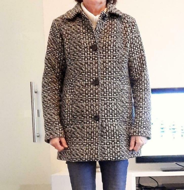 Grijs witte jas in jacquard motief uit Wolmix maat 38, Kleding | Dames, Jassen | Winter, Maat 38/40 (M), Overige kleuren, Ophalen of Verzenden