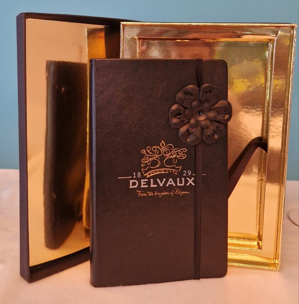 Delvaux notitieboek van kalfsleer, versierd met een bloem, Handtassen en Accessoires, Tassen | Damestassen, Ophalen of Verzenden