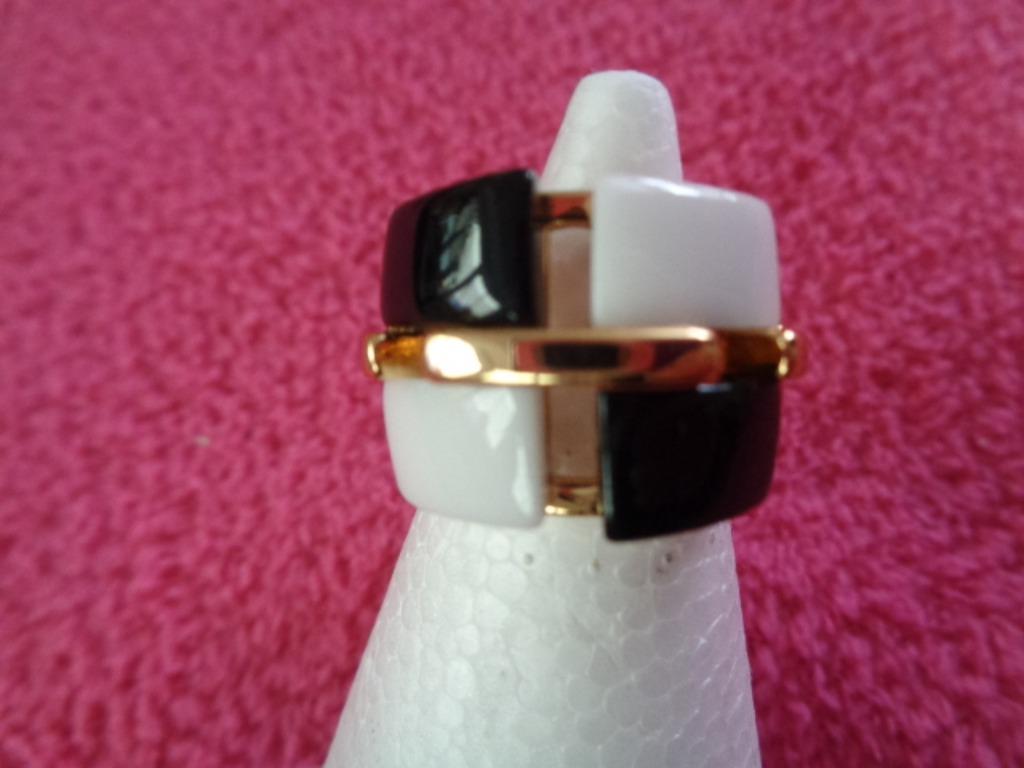 Bague fantaisie. Blanche / Noire / Dorée., Handtassen en Accessoires, Ringen, Nieuw, Dame of Heer, Overige kleuren, Overige materialen