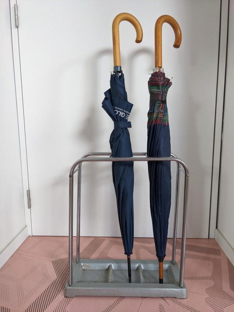 Paraplubak in bauhaus - stijl, Enlèvement, Utilisé, Métal