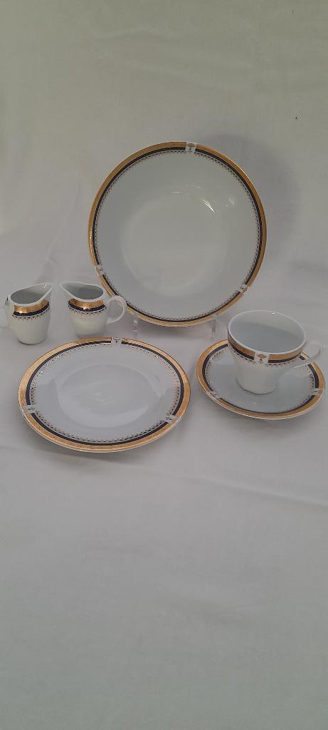 Ontbijtservies, wit met een bewerkte goud met blauwe rand., Ophalen, Nieuw, Porselein, Compleet servies