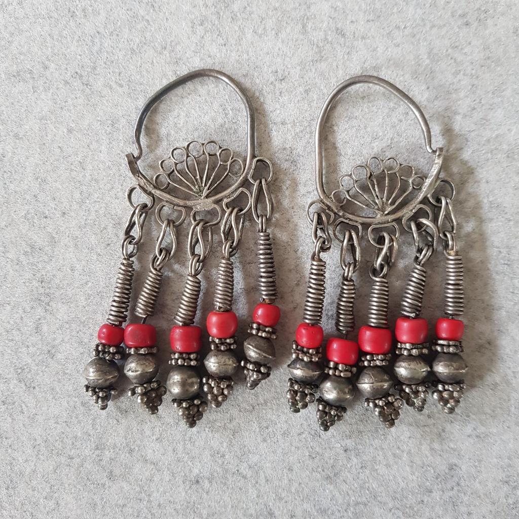 Oude antieke tribale zilveren oorbellen met koraal, Bijoux, Sacs & Beauté, Bijoux anciens, Enlèvement ou Envoi, Boucles d'oreilles