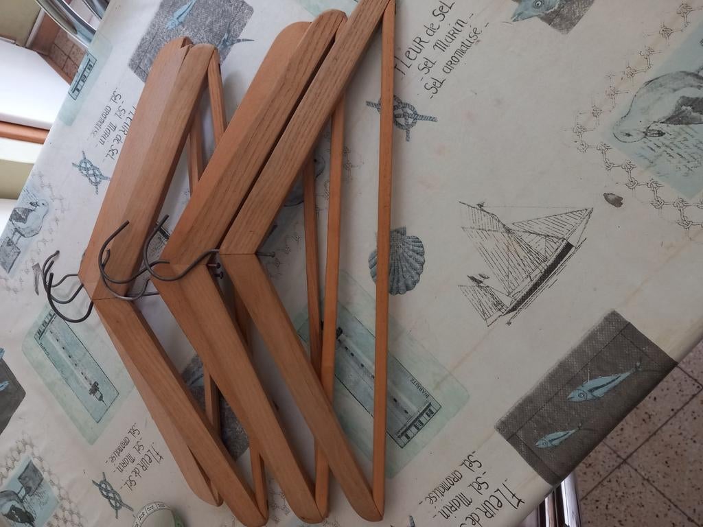 6. Cintres bois. 42 cm.  Bon état, Enlèvement, Comme neuf, Bois