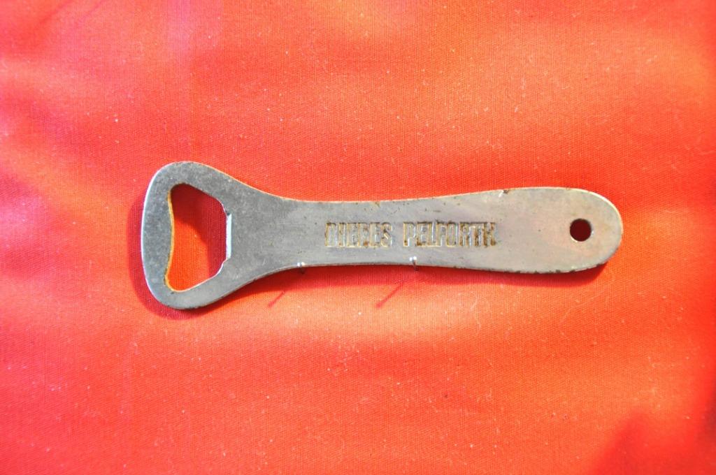decapsuleur publicitaire en metal biere pelforth (x2087), Verzamelen, Ophalen of Verzenden, Gebruikt, Flesopener, Overige merken