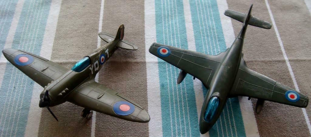 Avions en métal Playart 7416 Spitfire MKII + 7401 Seahawk, Autres marques, Enlèvement ou Envoi, Utilisé, 1:72 à 1:144