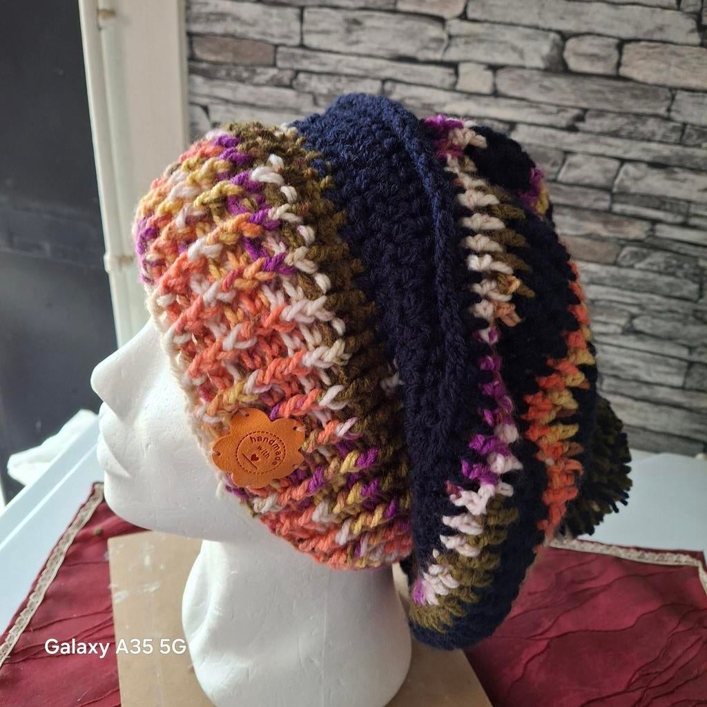 Sloucky muts met pompon, donkerblauw en gemengde kleuren, Kleding | Dames, Ophalen of Verzenden, Nieuw, Muts