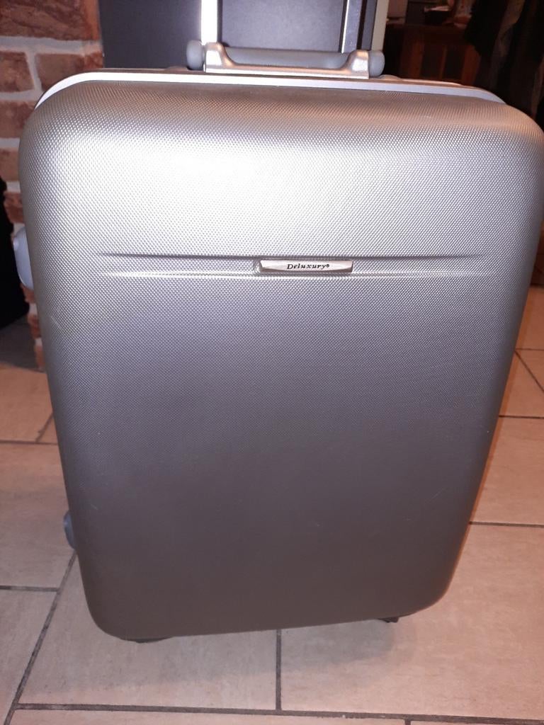 2 valises à roulettes  Deluxury l une dans l autre, neuves, Neuf, Plastique dur, Poignée extensible, Enlèvement