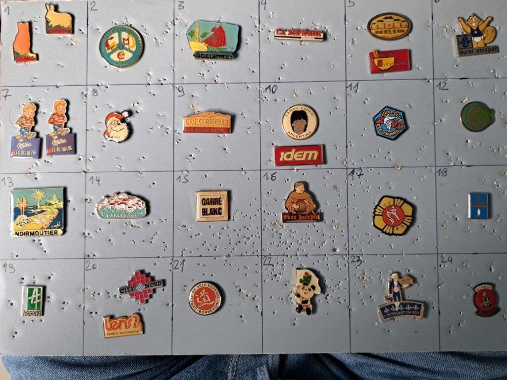 Pin's pins bij de doos zie foto's en nieuws/lees de aankondi, Ophalen of Verzenden