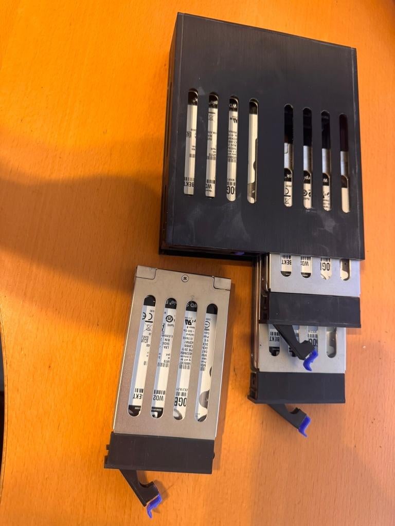 Icy Dock Rack Rack pour 4 x SSD/HDD 2.5, Informatique & Logiciels, Disques durs, Western Digital, Enlèvement ou Envoi, Interne