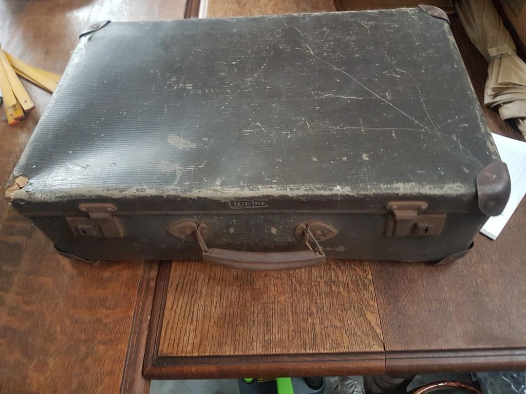 Ancienne valise de voyage, Enlèvement