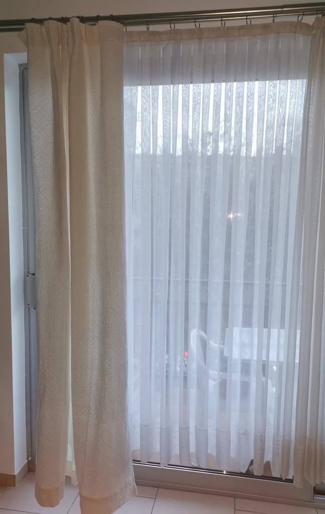 2 tentures blanc cassé avec le même tissu identique