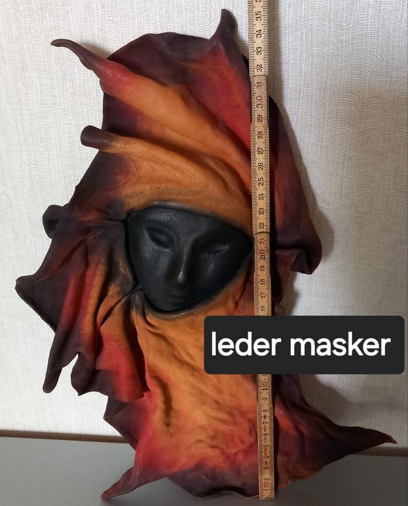 MASQUE EN CUIR, Enlèvement