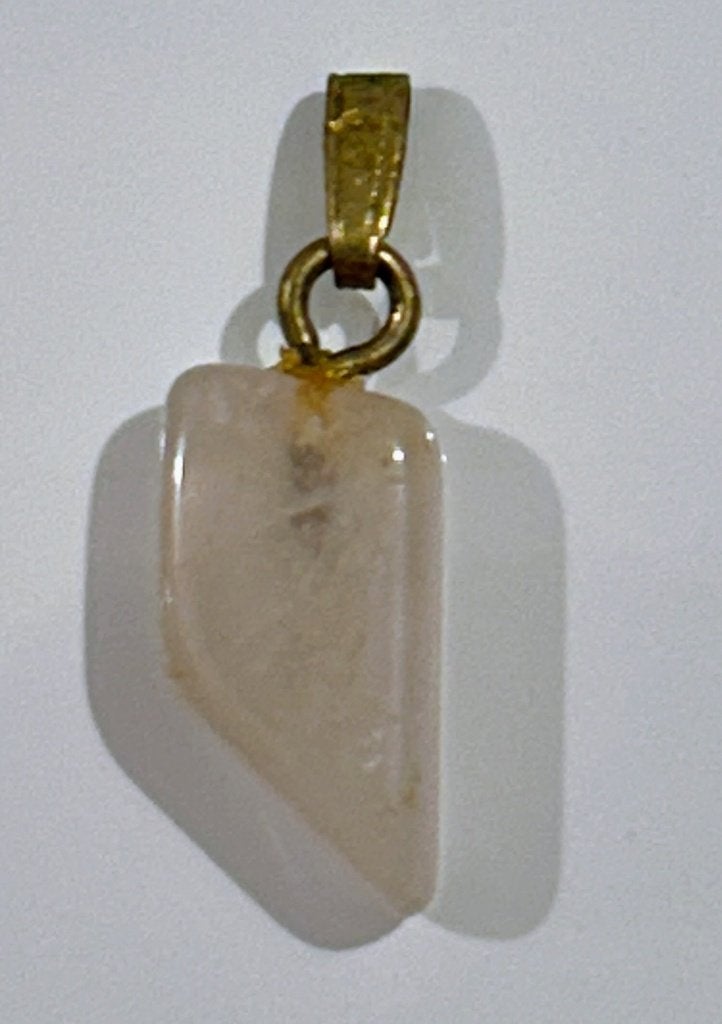 Beige/roze hangertje met goudkleurige afwerking, Bijoux, Sacs & Beauté, Pendentifs, Enlèvement ou Envoi, Comme neuf, Beige
