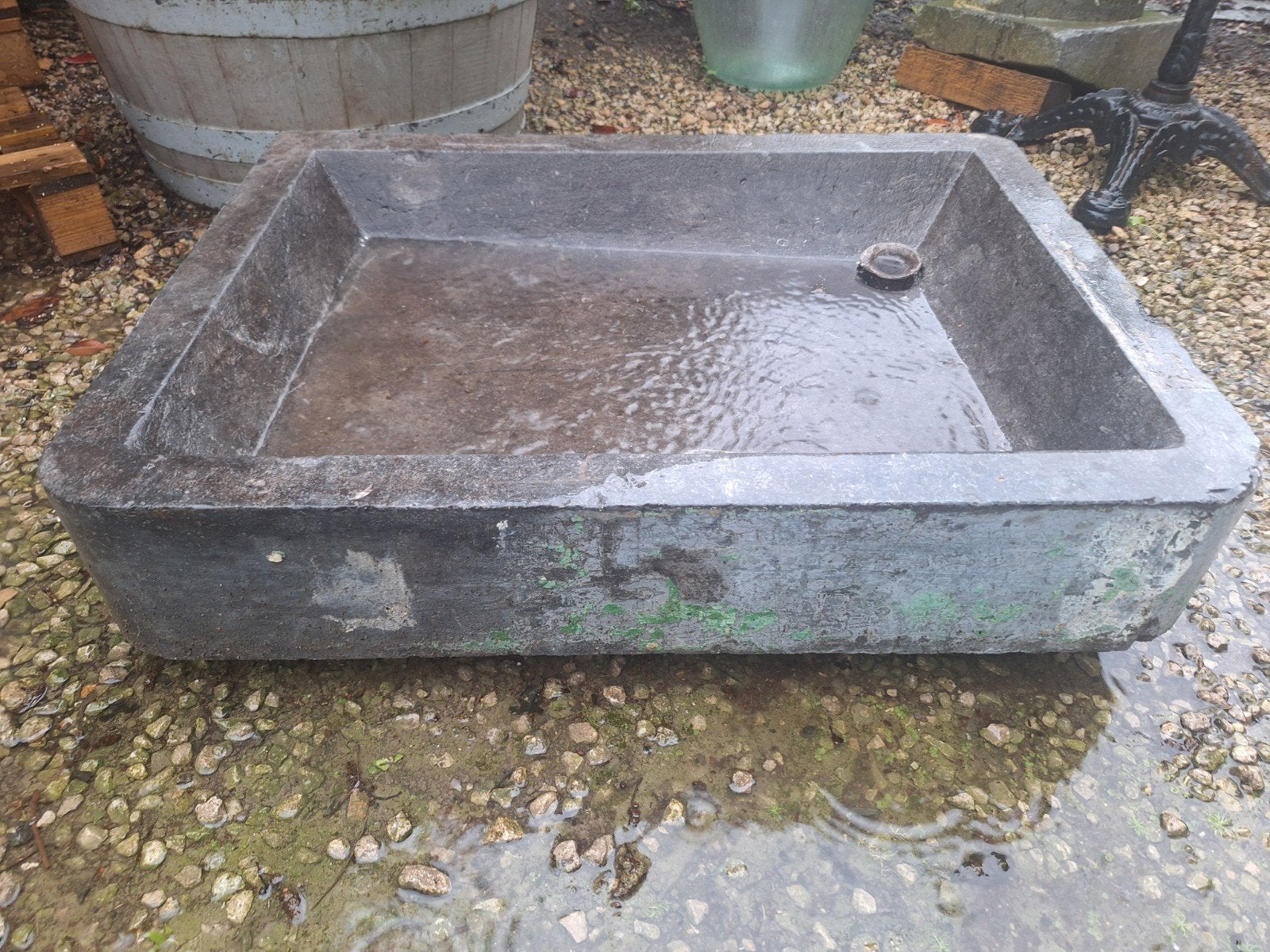 Oude arduinen wasbak, Enlèvement