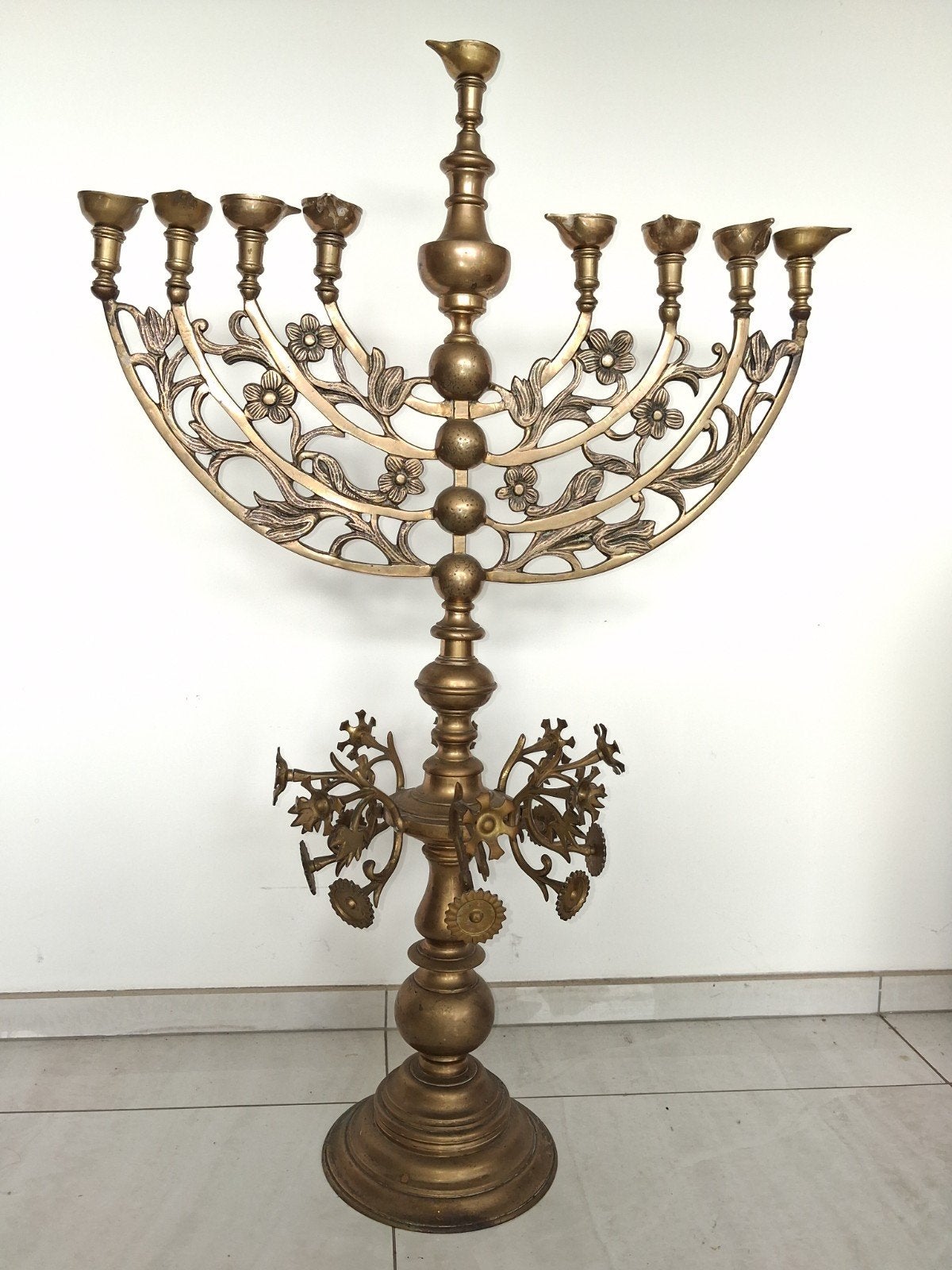 Rare grande menorah ancienne de Hanoukka, Enlèvement
