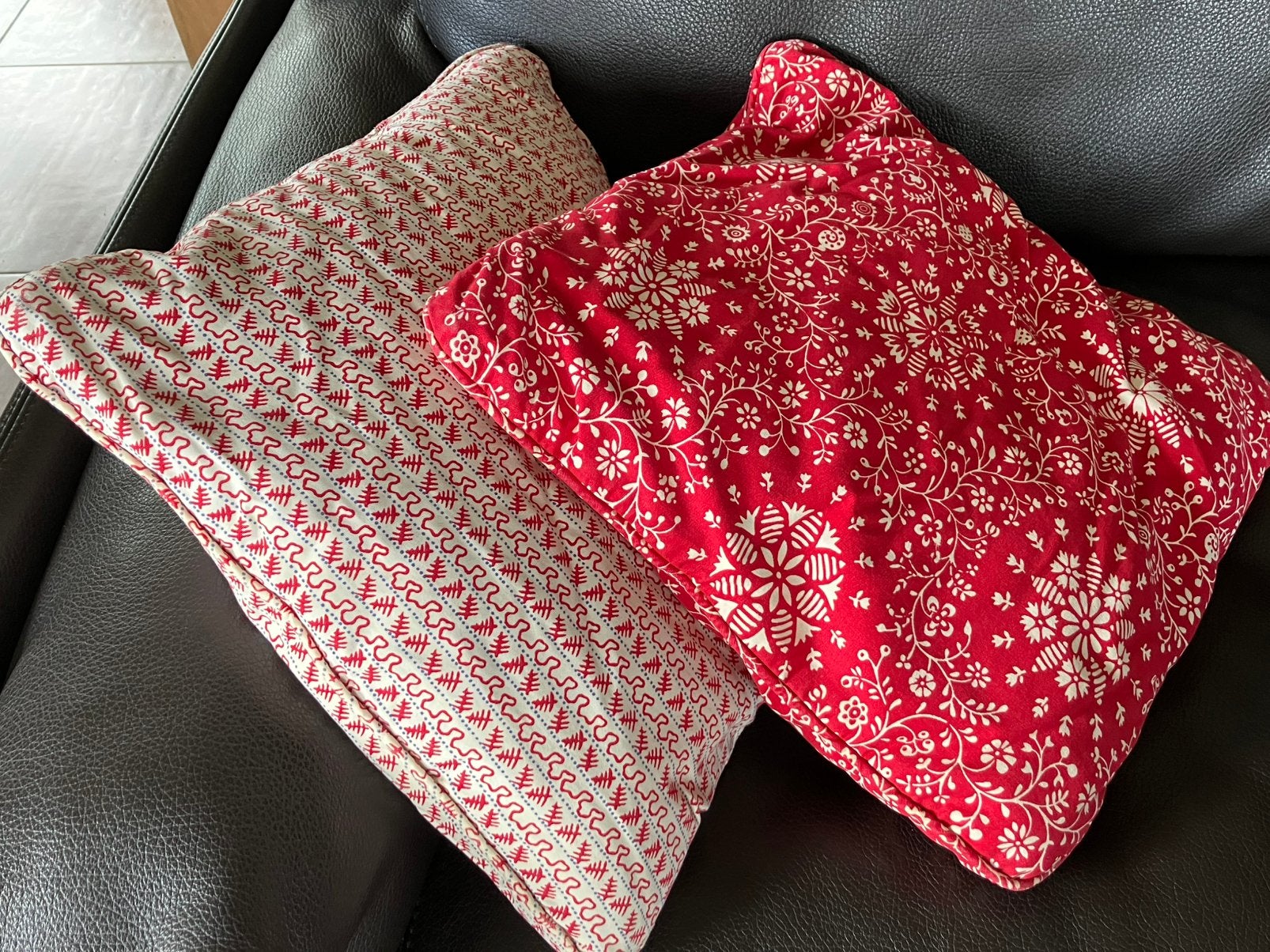2 jolis coussins, Enlèvement, Utilisé