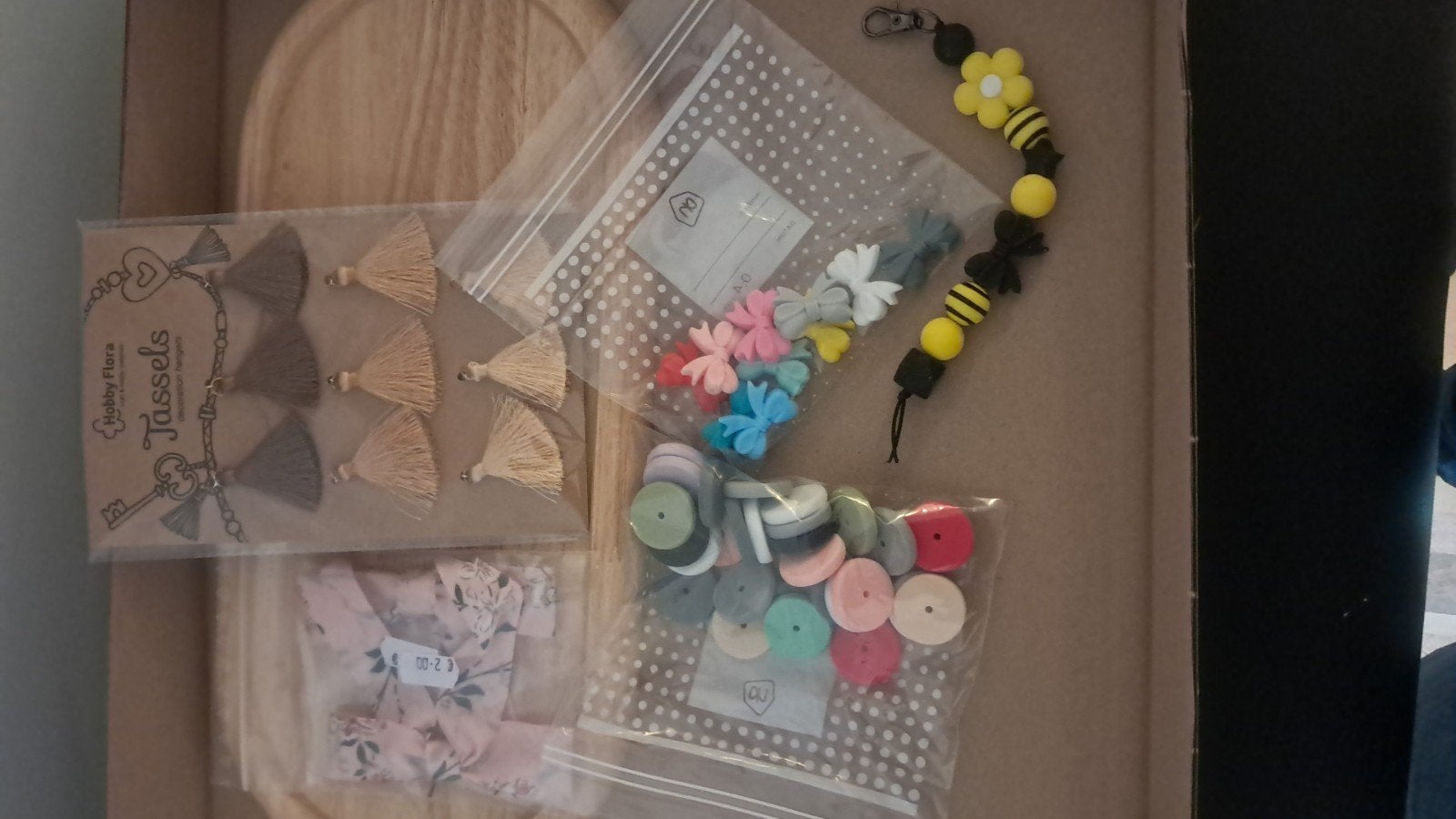 Lot tassels + schijfjes + strikjes + stof labels - sp, Hobby en Vrije tijd, Ophalen of Verzenden, Nieuw, Draad