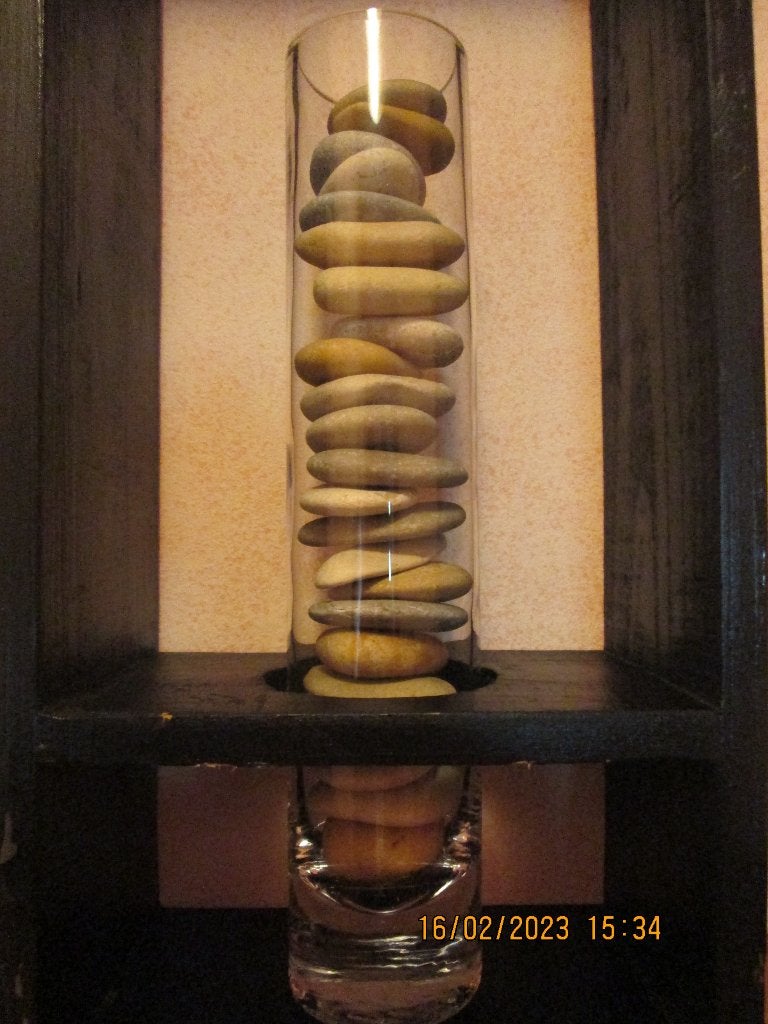 Vase cylindrique et cailloux dans support noir, 34 cm, Comme neuf, Enlèvement, Bois