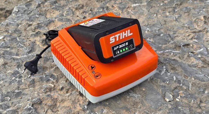 STIHL AL 300 snellader (zonder batterij), Ophalen of Verzenden, Zo goed als nieuw