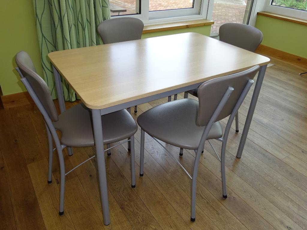 Zo goed als nieuwe eettafel en 4 stoelen Prenuptia, Huis en Inrichting, Tafels | Eettafels, Ophalen, 100 tot 150 cm, 50 tot 100 cm