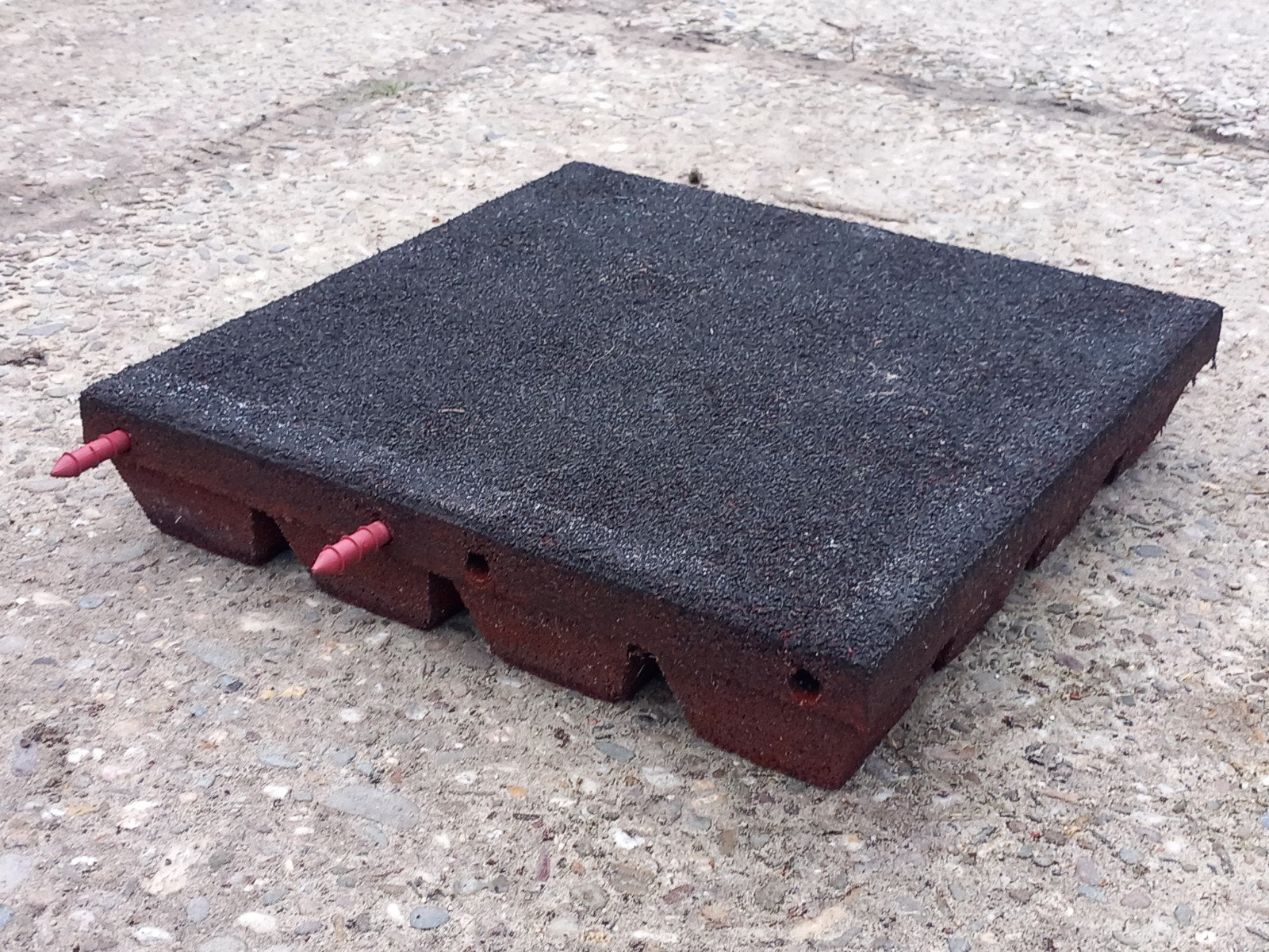 Actie: 359 rubber tegels 50x50x8. Van €4,80 nu €4,60, Weidegang