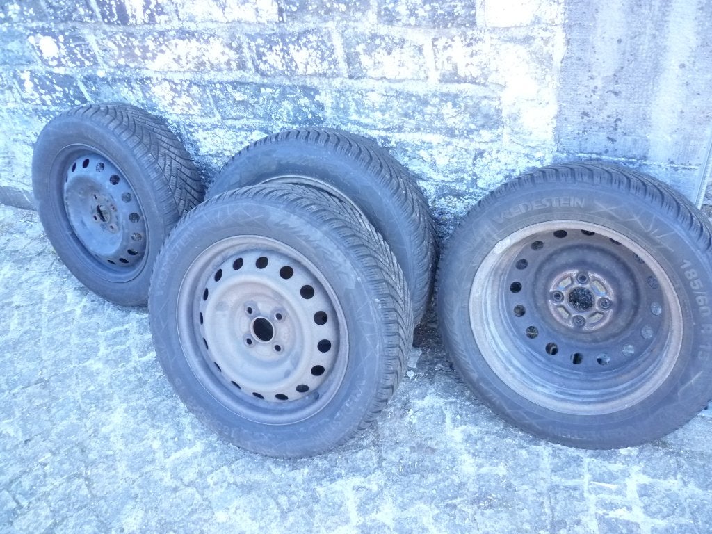 Pneus hivers 185-60r15  sur jantes toyotat yaris, Autos : Pièces & Accessoires, 15 pouces, Pneus hiver, Véhicule de tourisme, 185 mm