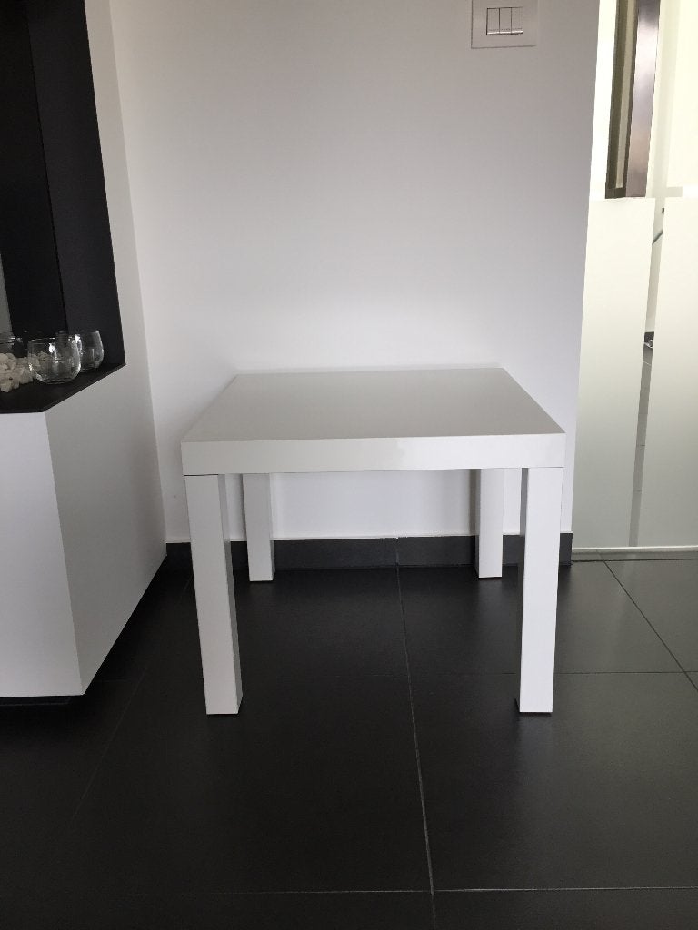 2 witte bijzettafeltjes + antiek smeedijzeren bijzettafeltje, Ophalen