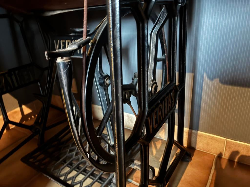 Machine à coudre veritas, Enlèvement