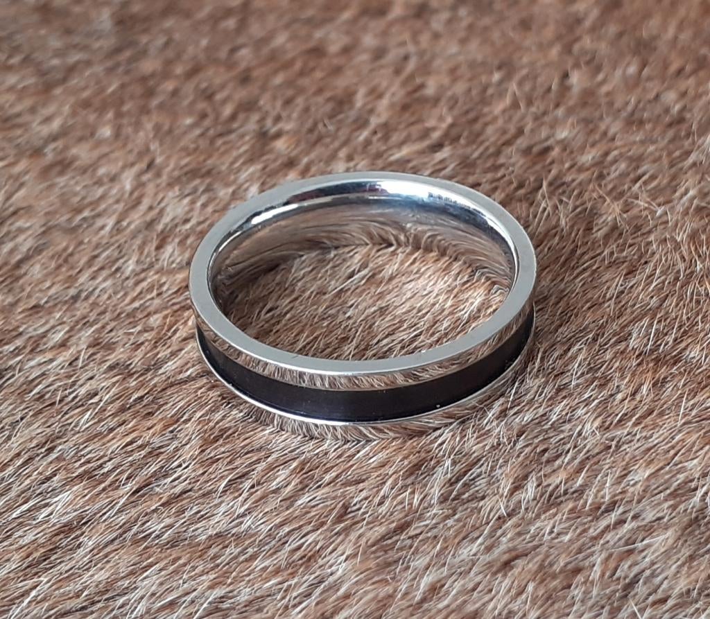 Herenring zilver met zwarte band, 20 of groter, IJzer of Staal, Zwart, Heer