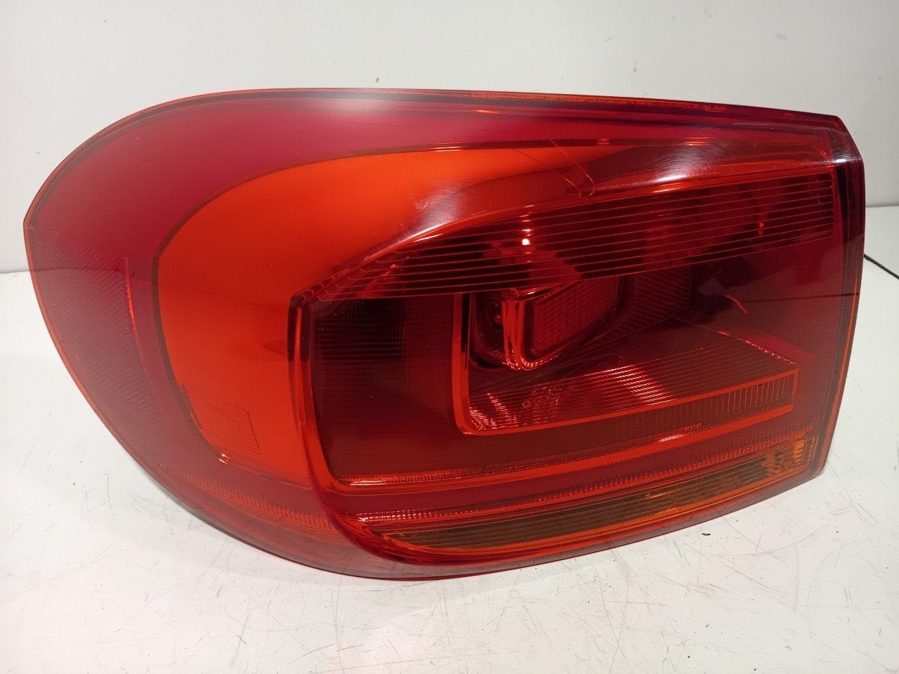 Achterlicht carrosserie rechts Volkswagen Tiguan, Onderdelen@venauto.nl, Van der Ven Autorecycling B.V., Gebruikt, Ettenseweg 76, 4706 PB Roosendaal, The Netherlands