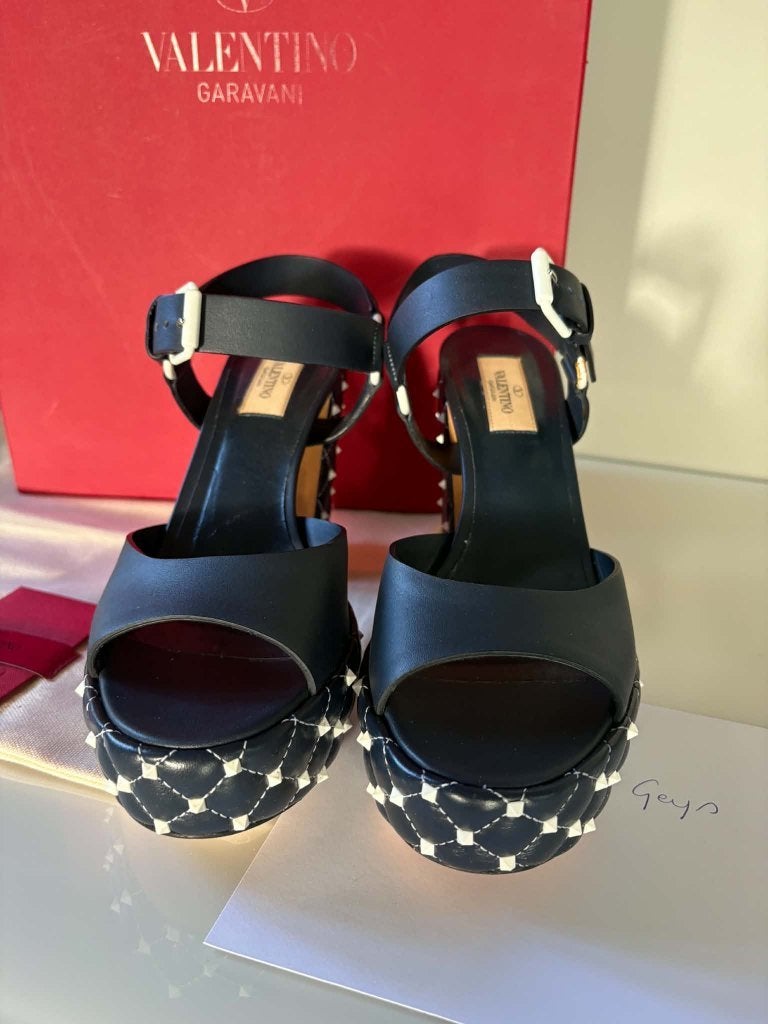 Valentino Garavani Rockstud Quilted Platform Sandalen – 38, Blauw, Zo goed als nieuw, Valentino, Sandalen of Muiltjes