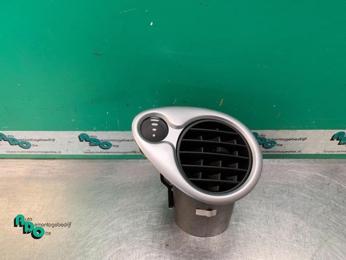 Grille aération tableau de bord d'un Renault Clio (Clio 3 0, Renault, -, 3 mois de garantie, Utilisé