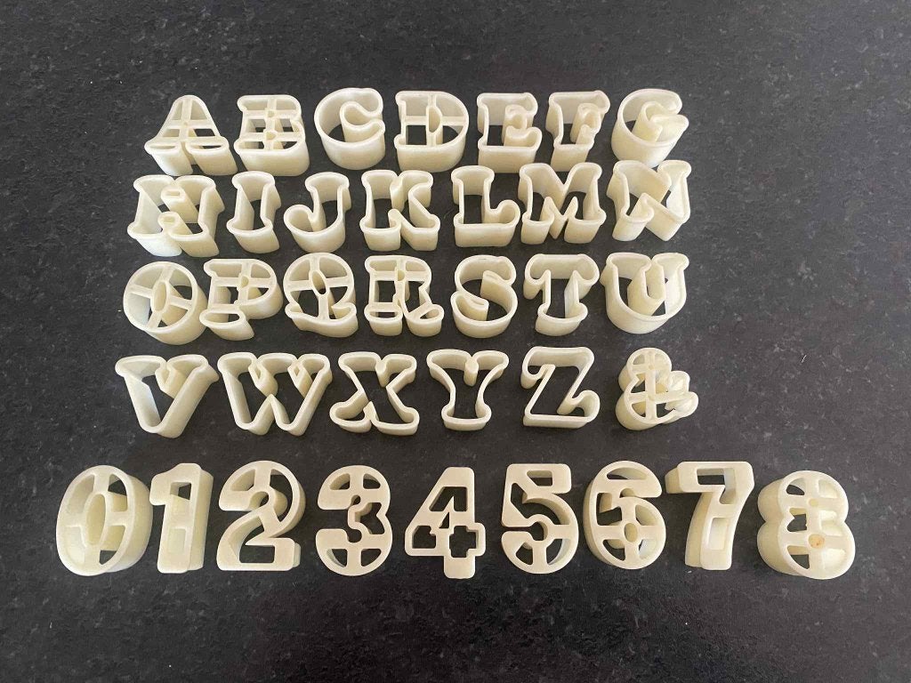 JEM alfabet uitstekers - letters en cijfers  - 36 stuks, Ophalen of Verzenden, Gebruikt, Taarten of Cupcakes, Overige typen