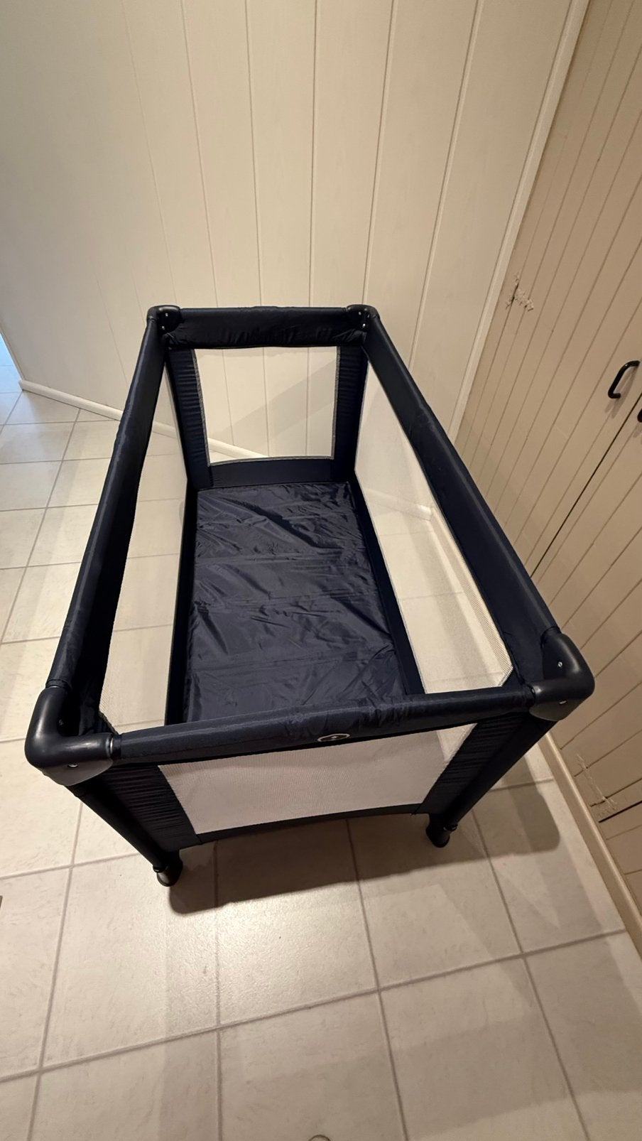 Reisbedje met matras en hoeslaken, Ophalen, Zo goed als nieuw