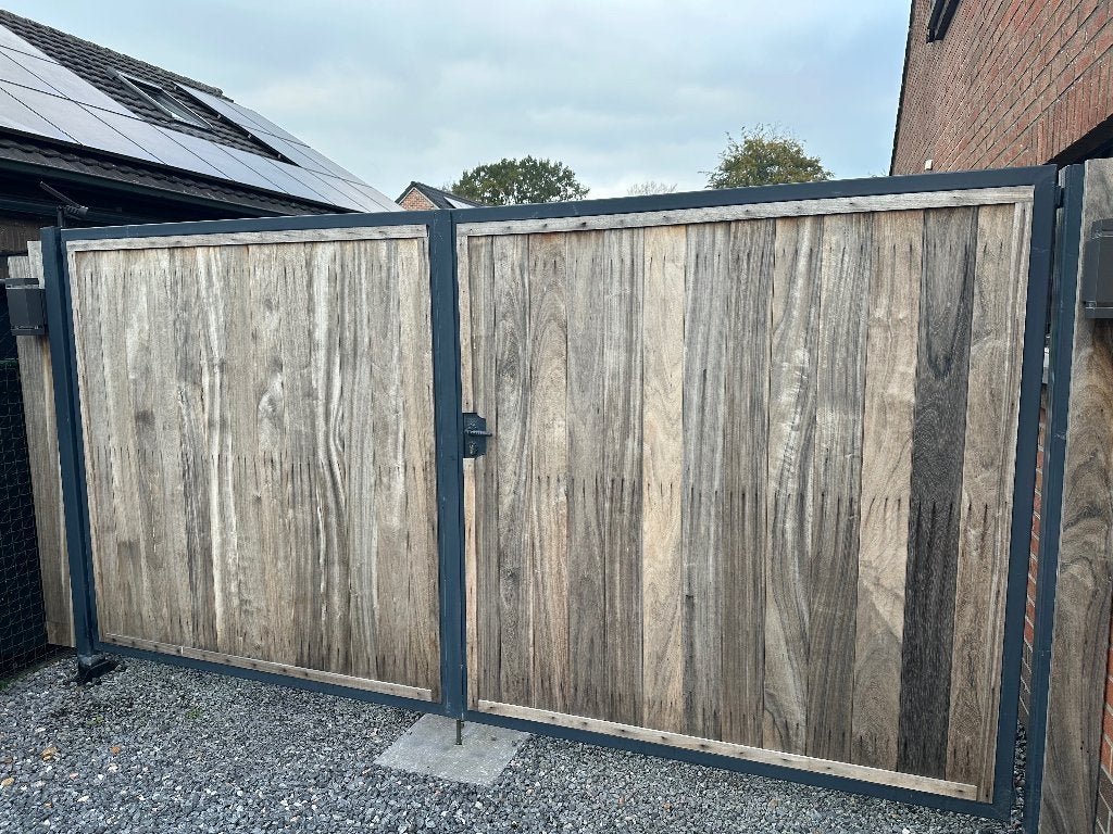 Metalen poort afgewerkt met padok hout, Jardin & Terrasse, 200 cm ou plus, Portail battant, Comme neuf, Fer