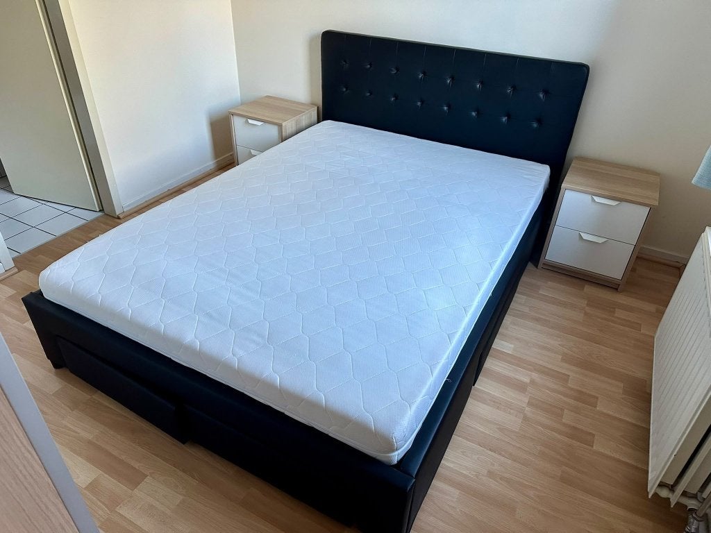 Ensemble lit double 140x200 + matelas + 2 tables de chevet, Ophalen, Gebruikt, Zwart, Tweepersoons