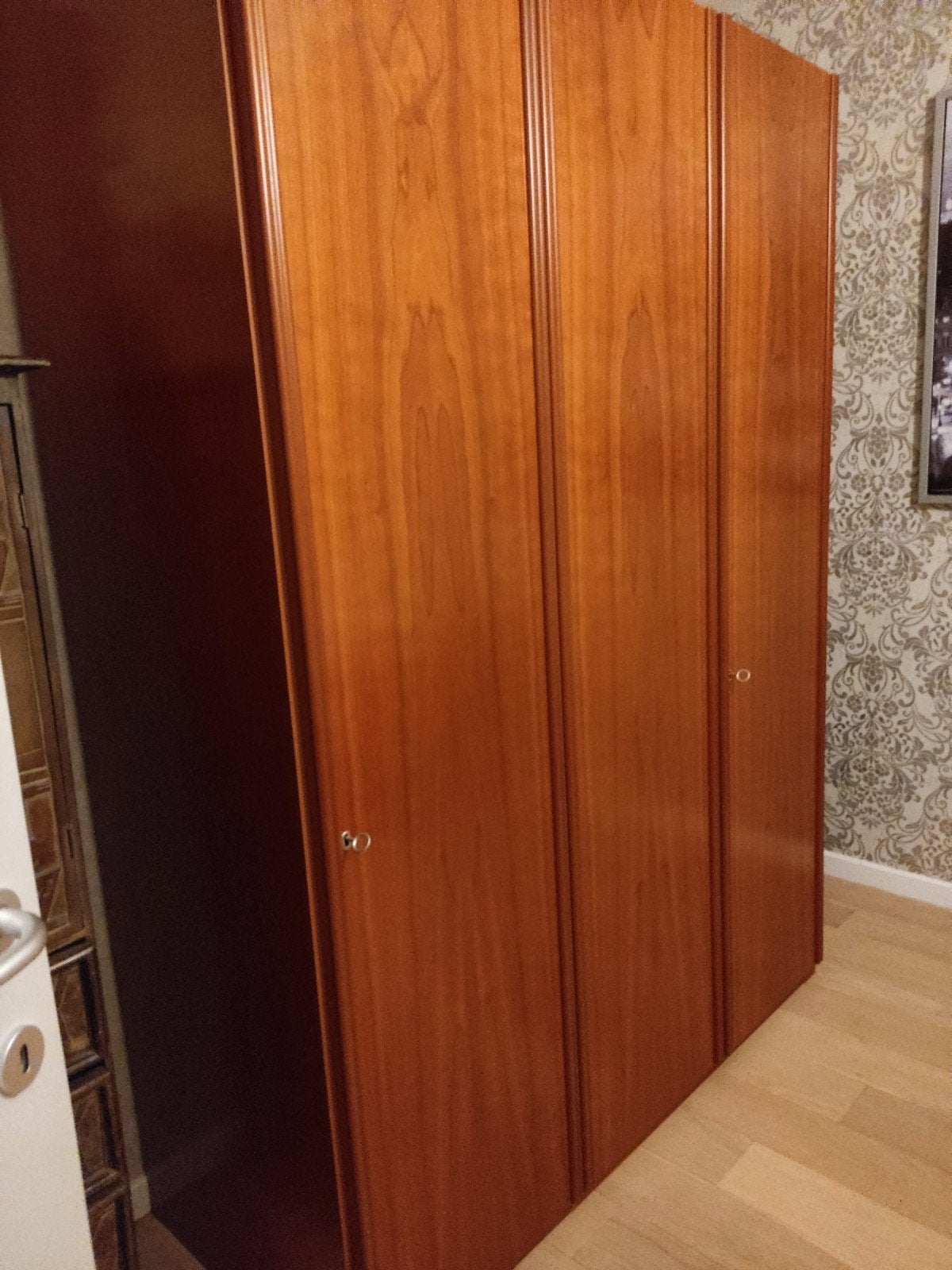 2 x 1 persoon bed waarvan 1 electrische met drie deur kast, Ophalen, Met deur(en), Zo goed als nieuw, Kersenhout