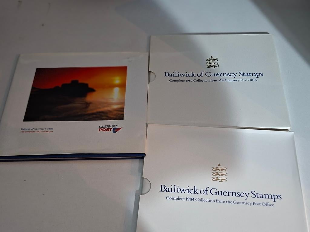 Set Jaarcollecties Guernsey Postzegels - 1984, 1987 & 2003, Timbres & Monnaies, Timbres | Albums complets & Collections, Enlèvement