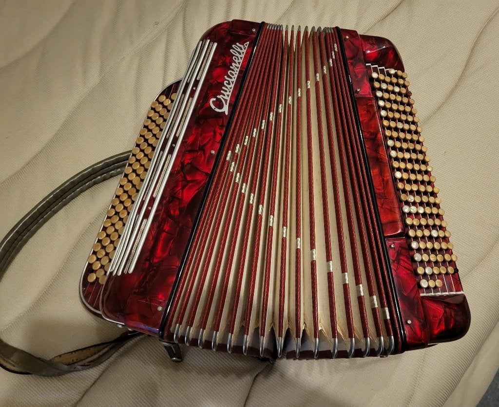 Accordéon Crucianelli, Musique & Instruments, Autres marques, Enlèvement ou Envoi, Avec bretelles, Utilisé