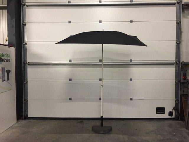 (55) Parasol half rond met parasolvoet, Tuin en Terras, Ophalen, Zo goed als nieuw